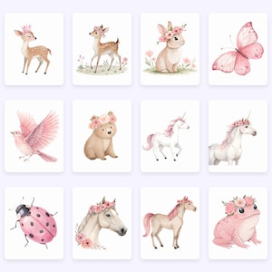 K&ouml;nnte beinhalten: Ein Set mit 10 Aquarell-Illustrationen, die verschiedene Tiere mit Blumenkr&auml;nzen zeigen. Zu den Tieren geh&ouml;ren ein Reh, ein Kaninchen, ein B&auml;r, ein Vogel, ein Marienk&auml;fer, ein Einhorn, ein Pferd und ein Frosch. Alle Illustrationen sind in Rosa- und Wei&szlig;t&ouml;nen gehalten.