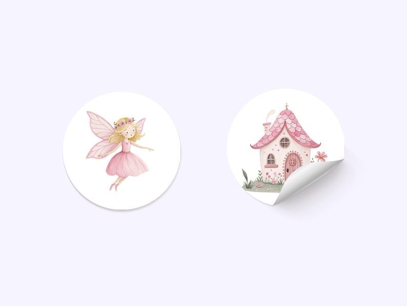 K&ouml;nnte beinhalten: Zwei runde Aufkleber mit Aquarelldesign. Ein Aufkleber zeigt eine rosa Fee mit Fl&uuml;geln und einer Blumenkrone. Der andere Aufkleber zeigt ein rosa Haus mit einer wei&szlig;en T&uuml;r und einem Schornstein.