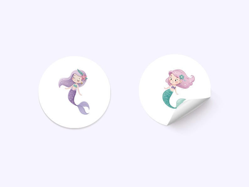 Pu&ograve; includere: Due adesivi rotondi con sirene dei cartoni animati. Una sirena ha capelli e coda viola, l'altra ha capelli rosa e coda turchese. Entrambe le sirene hanno fiori tra i capelli e sorridono.