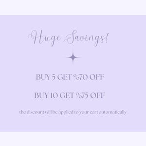 Puede incluir: Gr&aacute;fico lila claro con las palabras "Huge Savings!" en cursiva. Tambi&eacute;n incluye el texto "BUY 5 GET %70 OFF" y "BUY 10 GET %75 OFF". Tambi&eacute;n est&aacute; presente el texto "the discount will be applied to your cart automatically".