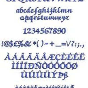 以下が含まれることがあります： 青色の刺繍されたアルファベットと数字のセット。大文字と小文字、数字の0〜9、さまざまな記号が含まれています。フォントは装飾的なスクリプトスタイルで、刺繍プロジェクトに最適です。