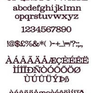以下が含まれることがあります： 大文字と小文字、数字、記号を含む濃い茶色のフォントセット。フォントにはアクセント付き文字と特殊記号が含まれています。画像には、完全なアルファベット、数字0〜9、およびさまざまな句読点が表示されます。