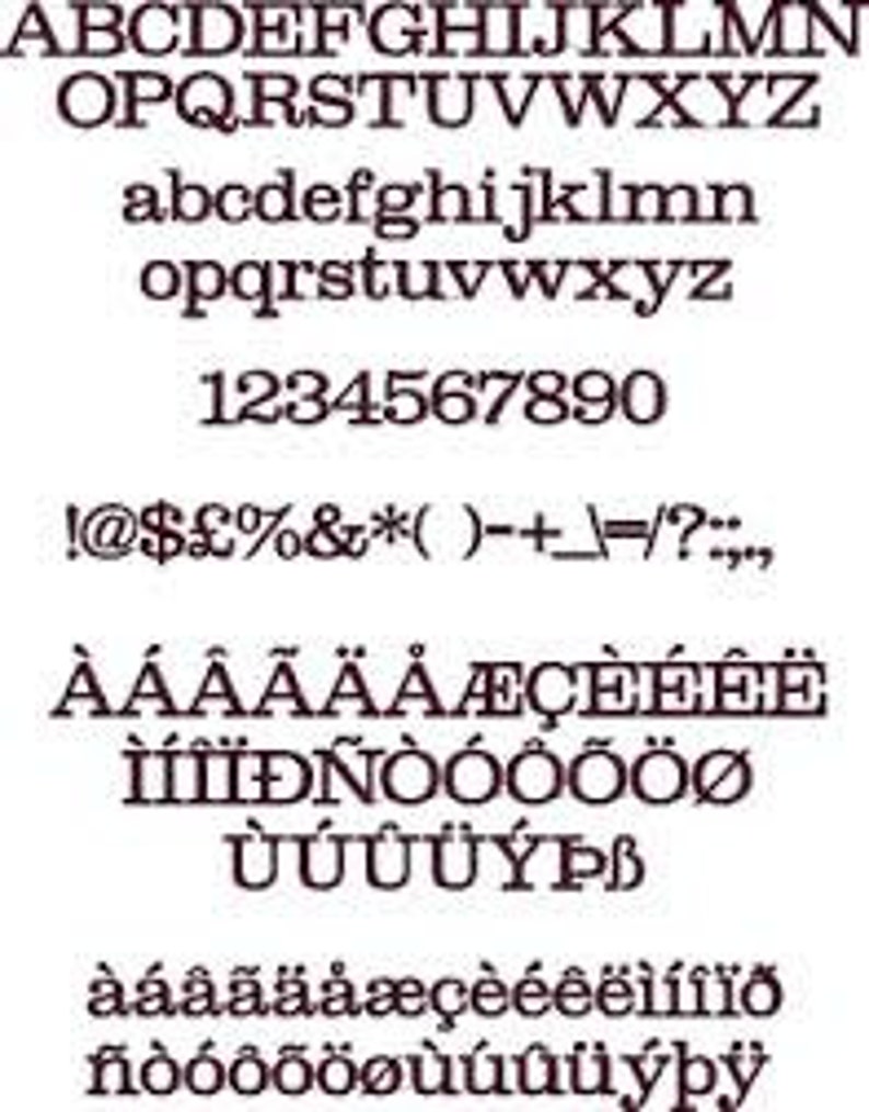 以下が含まれることがあります： 大文字と小文字、数字、記号を含む濃い茶色のフォントセット。フォントにはアクセント付き文字と特殊記号が含まれています。画像には、完全なアルファベット、数字0〜9、およびさまざまな句読点が表示されます。