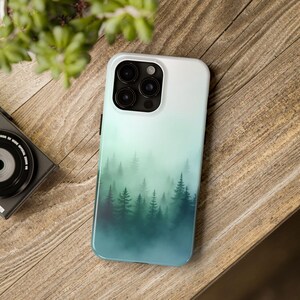 Custodia per telefono acquerello Misty Pine Forest, boschi nebbiosi da sogno, cover estetica della natura, custodia per iPhone, iPhone 16, 15, 14, 13, 12 Pro Max