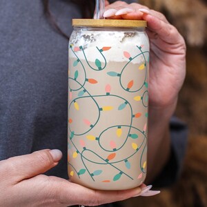 Lata de vidrio con luces navideñas, tapa de bambú y pajita / Vaso navideño de 16 oz / Regalo de vidrio ecológico sin BPA / Vaso navideño divertido