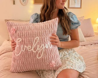 Oreiller en chenille avec nom personnalisé | Coussin décoratif personnalisé | Coussin pour dortoir | Cadeau universitaire | Cadeau d'anniversaire | Décoration de dortoir | Cadeau de déménagement