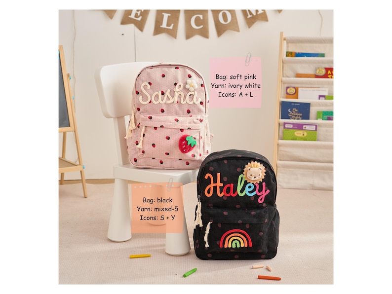 Op de afbeelding: Twee gepersonaliseerde rugzakken. E&eacute;n is zachtroze met een aardbei en de naam "Sasha". De andere is zwart met de naam "Haley" en een regenboog. Beide hebben stippen. De rugzakken staan op een witte stoel.
