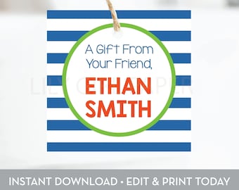 Peut inclure: Une étiquette cadeau à rayures bleues et blanches avec un cercle vert contenant le texte "A Gift From Your Friend, ETHAN SMITH" en orange et blanc.