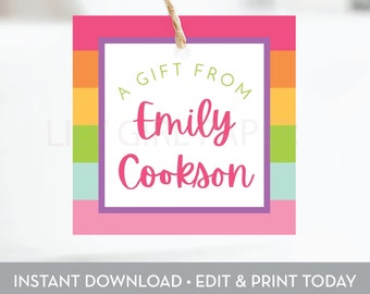 Peut inclure: Une étiquette cadeau rose avec un motif de rayures arc-en-ciel. L'étiquette indique "Un cadeau d'Emily Cookson".