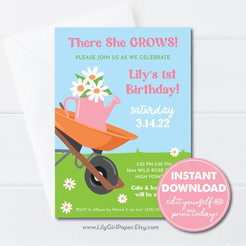 以下が含まれることがあります： ガーデニングをテーマにした1歳の誕生日パーティーの印刷可能な招待状。招待状には、ピンクのじょうろに白い花が、手押し車に乗せられています。招待状のテキストには、「There She Grows!」と「Lily's 1st Birthday!」と日付「Saturday 3.14.22」が書かれています。