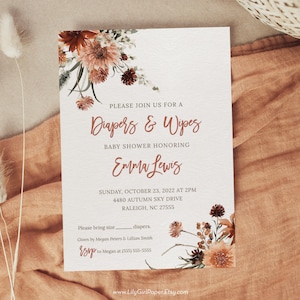 Może przedstawiać: Białe zaproszenie na baby shower z kwiatowym wzorem w odcieniach pomarańczowego, brązowego i białego. Tekst brzmi: "Proszę dołączyć do nas na baby shower z pieluchami i chusteczkami na cześć Emmy Lewis. Niedziela, 23 października 2022 o 14:00 4480 Autumn Sky Drive Raleigh, NC 27555 Proszę przynieść rozmiar___ pieluch. Zorganizowane przez Megan Peters & Lillian Smith RSVP do Megan pod numer (555) 555-5555 www.LilyGirlPaper.Etsy.com"