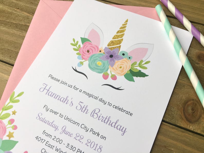 Op de afbeelding: Een witte kaart met een eenhoornillustratie en bloemmotieven. De kaart is een verjaardagsuitnodiging voor Hannah's 5e verjaardag. De uitnodiging bevat de datum, tijd en locatie van het feest.