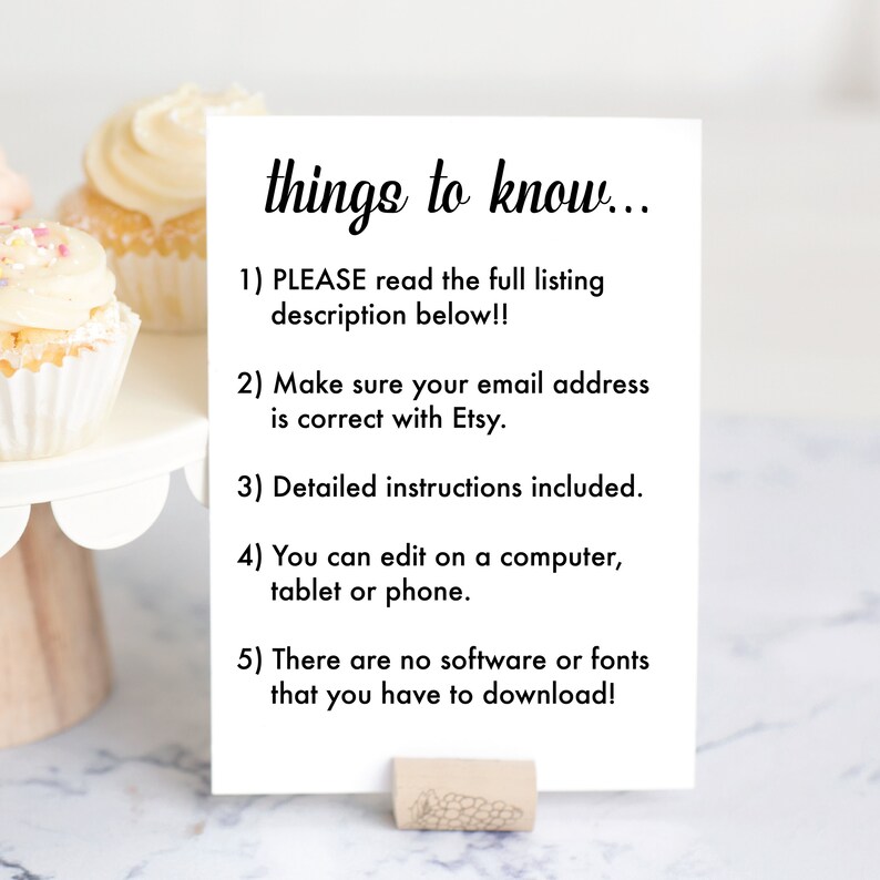 Puede incluir: Una tarjeta blanca con texto negro en un soporte de madera. El texto dice "things to know..." y enumera cinco instrucciones para los compradores. La tarjeta est&aacute; sobre un soporte para pasteles blanco con cupcakes.