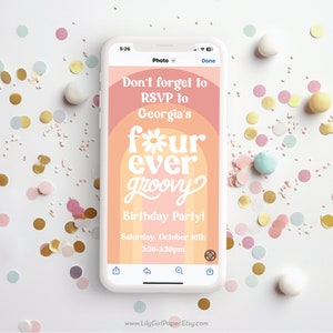 Four Ever Groovy RSVP Przypomnienie Tekst Graficzny, Edytowalny Szablon, Dziewczęce 4 Urodziny, NATYCHMIASTOWE POBIERANIE! Motyw lat 70., Stokrotki, 0312