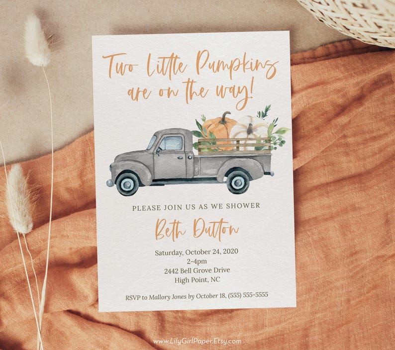 Puede incluir: Una invitaci&oacute;n a una fiesta de bienvenida al beb&eacute; con una ilustraci&oacute;n de acuarela de un cami&oacute;n vintage que lleva calabazas. El texto dice "Two Little Pumpkins are on the way!" e incluye el nombre "Beth Dutton", la fecha, la hora y la ubicaci&oacute;n del evento.