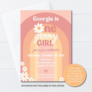 K&ouml;nnte beinhalten: Eine rosa und orangefarbene Einladung mit einem Regenbogenmuster und einer G&auml;nsebl&uuml;mchen. Der Text lautet "Georgia is one groovy girl, join us for a celebration, Saturday, October 16, 2021, 3:30-5:30pm, 4424 Daisychain Lane, Raleigh, NC 27555, RSVP to Jessica by October 9th via text 555-555-5555, Invitation not included in this listing, Find links to matching invitation & party supplies in the listing description."