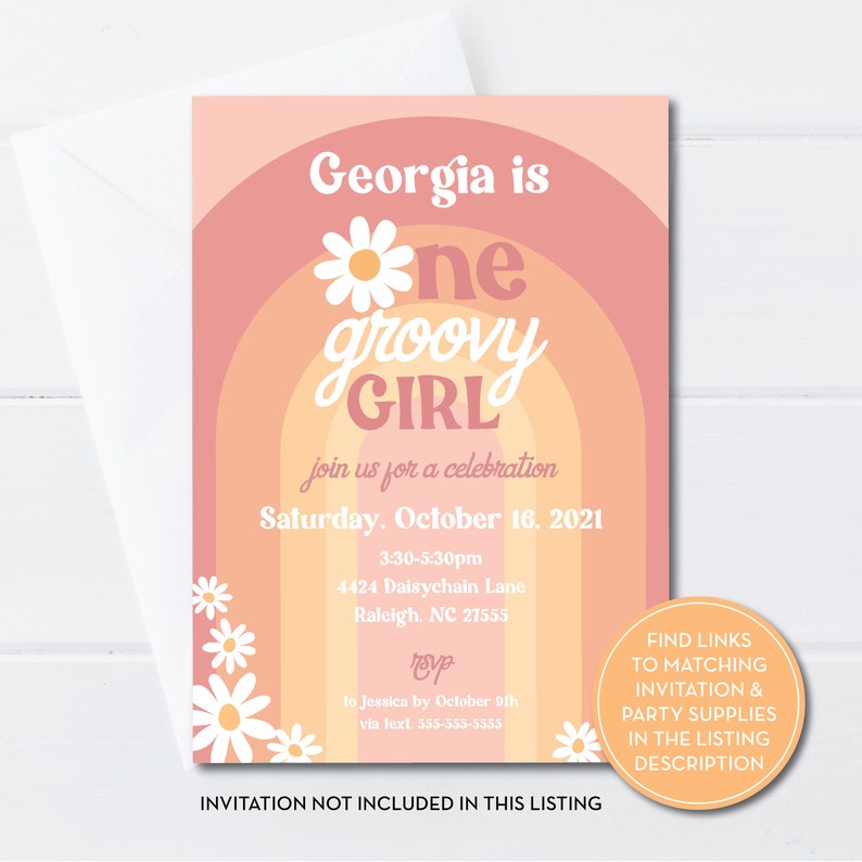 K&ouml;nnte beinhalten: Eine rosa und orangefarbene Einladung mit einem Regenbogenmuster und einer G&auml;nsebl&uuml;mchen. Der Text lautet "Georgia is one groovy girl, join us for a celebration, Saturday, October 16, 2021, 3:30-5:30pm, 4424 Daisychain Lane, Raleigh, NC 27555, RSVP to Jessica by October 9th via text 555-555-5555, Invitation not included in this listing, Find links to matching invitation & party supplies in the listing description."