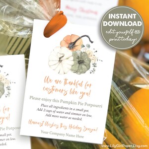 Pode incluir: Etiqueta de presente branca com abóboras em aquarela em laranja, branco e verde. O texto diz "We are thankful for customers like you!" e "Warmest Wishes this Holiday Season!" com instruções para um potpourri de torta de abóbora.