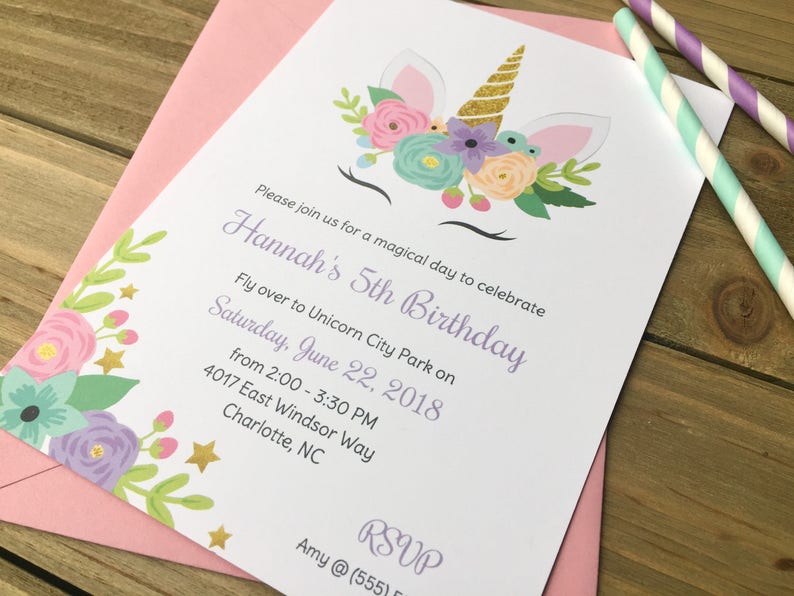 Op de afbeelding: Een witte uitnodiging met een eenhoornillustratie en bloemmotieven. De uitnodiging is voor Hannah's 5e verjaardagspartij in Unicorn City Park op zaterdag 22 juni 2018, van 14:00 tot 15:30 uur. Het adres is 4017 East Windsor Way, Charlotte, NC.
