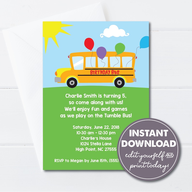 Puede incluir: Una invitaci&oacute;n de cumplea&ntilde;os verde y amarilla con un autob&uacute;s escolar amarillo de dibujos animados con globos rojos, morados, verdes y naranjas. El texto de la invitaci&oacute;n dice "Birthday Bus" y "Charlie Smith cumple 5 a&ntilde;os, &iexcl;ven con nosotros! &iexcl;Disfrutaremos de la diversi&oacute;n y los juegos mientras jugamos en el Tumble Bus! S&aacute;bado, 22 de junio de 2018 10:30 am - 12:30 pm Charlie's House 1024 Stella Lane High Point, NC 27555 RSVP a Megan antes del 15 de junio, (555)"