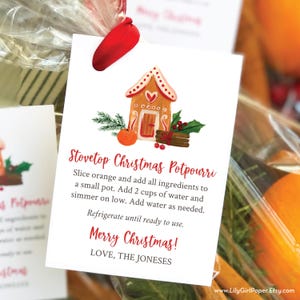 Może przedstawiać: Biała etykieta prezentowa z ilustracją piernikowego domku i tekstem "Stovetop Christmas Potpourri". Etykieta zawiera instrukcje dotyczące przygotowania potpourri do kominka z plastrami pomarańczy, wodą i innymi składnikami. Tekst zawiera również słowa "Wesołych Świąt!" i "Z MIŁOŚCIĄ, RODZINA JONESÓW".