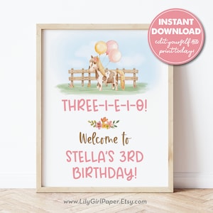 Puede incluir: Se&ntilde;al de fiesta de cumplea&ntilde;os imprimible con un caballo marr&oacute;n y blanco con un ramo de globos rosa y amarillo. El cartel dice "THREE-I-E-I-O! &iexcl;Bienvenido al 3er cumplea&ntilde;os de STELLA!"