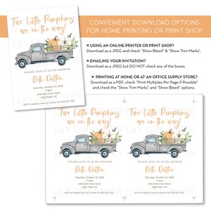Puede incluir: Una invitaci&oacute;n de baby shower imprimible con una ilustraci&oacute;n de acuarela de una camioneta gris que lleva calabazas y follaje de oto&ntilde;o. El texto dice "&iexcl;Dos peque&ntilde;as calabazas est&aacute;n en camino!" e incluye el nombre "Beth Dutton" y la fecha y hora de la ducha.