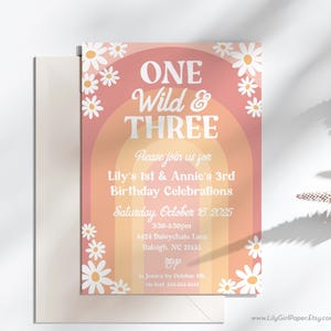 Könnte beinhalten: Eine rosafarbene und orangefarbene Geburtstagseinladung mit einem Regenbogen-Design und weißen Gänseblümchen. Der Text lautet "One Wild & Three" und enthält Details für Lilys 1. und Annies 3. Geburtstagsfeier.