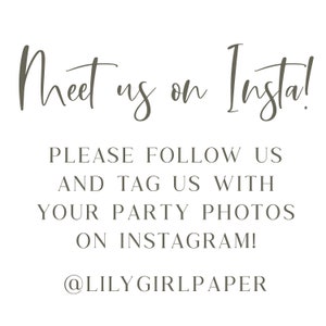 K&ouml;nnte beinhalten: Ein Schild mit dem Text "Meet us on Insta!" und Anweisungen, dem Benutzer auf Instagram zu folgen und ihn mit Partyfotos zu taggen. Das Schild enth&auml;lt auch den Instagram-Handle "@LILYGIRLPAPER".