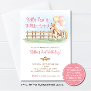 Puede incluir: Una invitaci&oacute;n de cumplea&ntilde;os rosa y blanca con un caballo de dibujos animados y globos. La invitaci&oacute;n dice "Stella Rose is THREE-I-E-1-0" y "Stella's 3rd Birthday!" La invitaci&oacute;n incluye la fecha, la hora y el lugar de la fiesta. Tambi&eacute;n incluye una solicitud de RSVP.