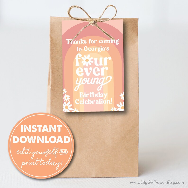 K&ouml;nnte beinhalten: Ein rosa-orangerer Geschenkanh&auml;nger mit einem Regenbogen-Design und wei&szlig;en G&auml;nsebl&uuml;mchen. Der Anh&auml;nger lautet "Danke, dass du zur Geburtstagsfeier von Georgia's f*ur ever young Birthday Celebration!" gekommen bist.