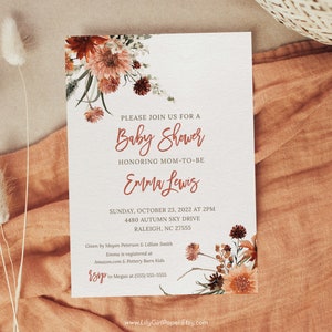 Może przedstawiać: Białe zaproszenie na baby shower z kwiatowym wzorem w odcieniach pomarańczowego i brązowego. Zaproszenie brzmi: "Proszę dołączyć do nas na baby shower z okazji narodzin dziecka dla przyszłej mamy Emmy Lewis. Niedziela, 23 października 2022 o 14:00, 4480 Autumn Sky Drive, Raleigh, NC 27555. Zorganizowane przez Megan Peterson & Lillian Smith. Emma jest zarejestrowana w Amazon.com & Pottery Barn Kids. RSVP do Megan pod numer (555) 555-5555. www.LilyGirlPaper.Etsy.com"