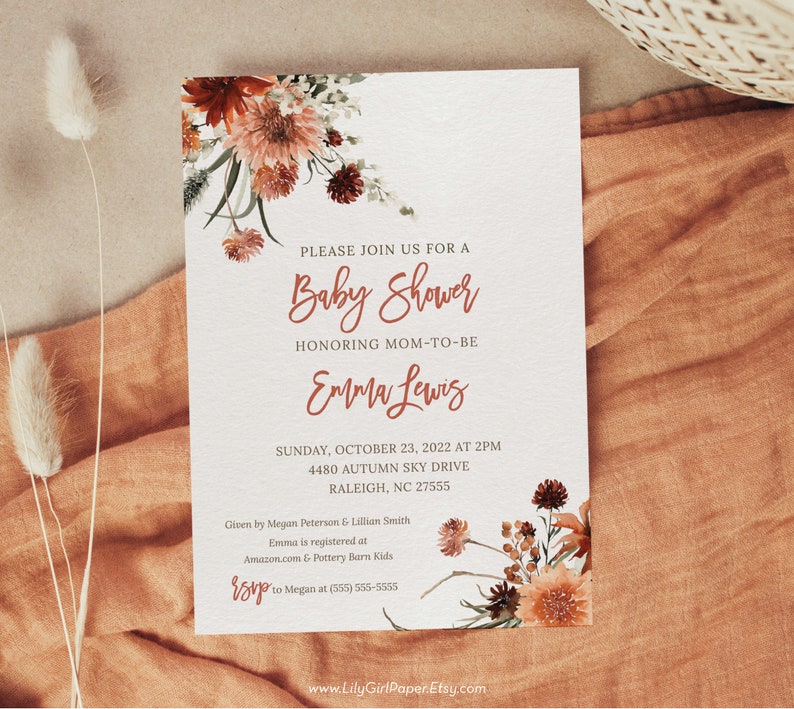 Może przedstawiać: Białe zaproszenie na baby shower z kwiatowym wzorem w odcieniach pomarańczowego i brązowego. Zaproszenie brzmi: "Proszę dołączyć do nas na baby shower z okazji narodzin dziecka dla przyszłej mamy Emmy Lewis. Niedziela, 23 października 2022 o 14:00, 4480 Autumn Sky Drive, Raleigh, NC 27555. Zorganizowane przez Megan Peterson & Lillian Smith. Emma jest zarejestrowana w Amazon.com & Pottery Barn Kids. RSVP do Megan pod numer (555) 555-5555. www.LilyGirlPaper.Etsy.com"