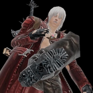 Puede incluir: Un personaje con cabello blanco y ropa roja está de pie con una pierna levantada. El personaje lleva una bota grande y negra con detalles intrincados.