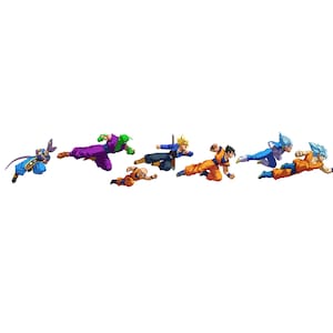Op de afbeelding: Een groep van zeven anime-personages in verschillende poses, waaronder een paars-groen personage, een blauw-wit personage en een geel-oranje personage. De personages bevinden zich allemaal in de lucht, met gestrekte benen en armen.