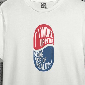 Koszulka unisex, zabawna koszulka graficzna, sarkastyczny cytat, odważna typografia, weryfikacja rzeczywistości, odzież codzienna, unikalny design, inspirowana stylem vintage