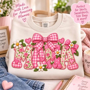 Könnte beinhalten: Ein beigefarbenes Sweatshirt mit Rundhalsausschnitt und dem Wort MAMA in großen, dreidimensionalen Buchstaben. Die Buchstaben sind mit einem rosa-weißen Vichy-Muster, Blumenmustern und kleinen rosa Herzen verziert. Das Design enthält rosa Schleifen und Gänseblümchen.
