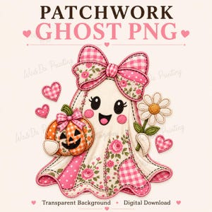 Op de afbeelding: Een digitale illustratie van een patchwork geest met roze en wit gingham, bloemenpatronen en rozenmotieven. De geest houdt een oranje pompoen en een witte margriet vast, omringd door kleine roze hartjes. De tekst luidt PATCHWORK GHOST PNG.