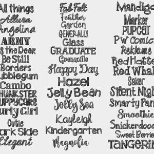 Op de afbeelding: Een zwart-witte afbeelding met een lijst met woorden in een handschrift. De woorden zijn gerangschikt in drie kolommen. De woorden omvatten "All things", "Allura", "Angelina", "ARMY", "As the Deer", "Be Still", "Borders", "Bubblegum", "Cambo", "CHUNKSTER", "CUPPYCARE", "Curly Girl", "Cutie", "Dark Side", "Elegant", "Fab Felt", "Feather", "Garden", "GENERALLY", "Glass", "GRADUATE", "Grenzoille", "Happy Day", "Hazel", "Jelly Bean", "Jelly Soa", "Kayleigh", "Kindergarten", "Magnolia", "Mandigo", "Marker", "PUPCAT", "PW Comics", "Reklame", "Red Hatter", "Red Whale", "Saker", "Silent Night", "Smarty Pants", "Smoothie", "Snickerdoodle", "Sweet Berries", "TANGERINE".