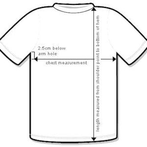 Puede incluir: Diagrama que muestra c&oacute;mo medir el pecho y la longitud de una camiseta. La medida del pecho se toma 2,5 cm por debajo de la sisa. La longitud se mide desde el punto del hombro hasta el dobladillo inferior.
