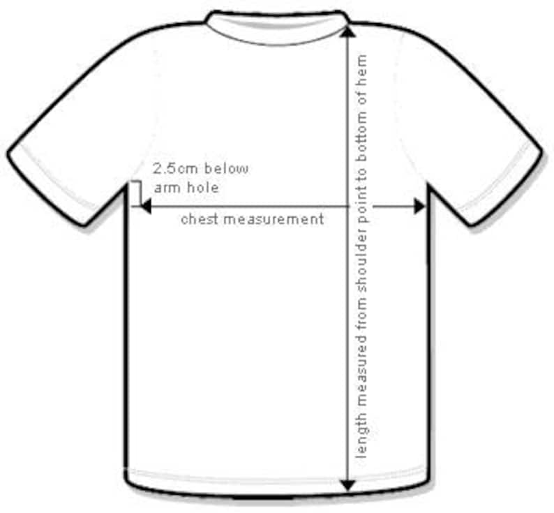 Puede incluir: Diagrama que muestra c&oacute;mo medir el pecho y la longitud de una camiseta. La medida del pecho se toma 2,5 cm por debajo de la sisa. La longitud se mide desde el punto del hombro hasta el dobladillo inferior.