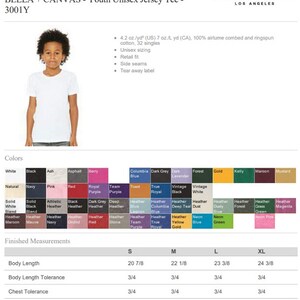 Puede incluir: Una camiseta de jersey unisex para j&oacute;venes de color blanco con una etiqueta que se puede quitar. La camiseta est&aacute; hecha de algod&oacute;n peinado y ringspun 100% airlume, 32 hilos, 4,2 oz/yd&sup2; (EE. UU.) 7 oz/L yd (CA). La camiseta est&aacute; disponible en una variedad de colores, que incluyen blanco, negro, ceniza, asfalto, baya, azul Columbia, gris oscuro, lavanda oscuro, bosque, dorado, kelly, marr&oacute;n y mostaza. La camiseta est&aacute; disponible en las tallas S, M, L y XL. Las medidas para cada talla se enumeran en la tabla a continuaci&oacute;n. Longitud del cuerpo: S - 20 7/8", M - 22 1/8", L - 23 3/8", XL - 24 3/8". Tolerancia de longitud del cuerpo: 3/4". Tolerancia del pecho: 3/4". Ancho del pecho (plano): S - 15 1/4", M - 16 1/4", L - 17 1/4", XL - 18 1/4".