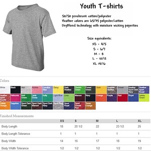 Op de afbeelding: Een tabel met de maten en kleuropties voor T-shirts voor jongeren. De tabel bevat maat-equivalenten, afgewerkte maten en een kleurenpalet met 28 verschillende kleuren. De tabel is getiteld "Youth T-shirts".