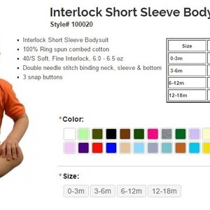 Op de afbeelding: Oranje korte mouwen bodysuit voor baby's met 3 drukknopen. De bodysuit is gemaakt van 100% ringgesponnen gekamd katoen en is verkrijgbaar in de maten 0-3 maanden, 3-6 maanden, 6-12 maanden en 12-18 maanden. De maattabel toont de borst- en lengtemaat in inches.