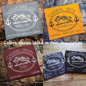Puede incluir: Cuatro camisetas diferentes con un dise&ntilde;o de barco de crucero y texto. Las camisetas son de color gris, amarillo, granate y gris oscuro. El texto de las camisetas incluye los nombres de los barcos de crucero, las fechas de los cruceros y los destinos. El texto de las camisetas es de color blanco.