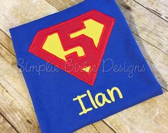 Camiseta de cumpleaños de superhéroe personalizada. Tallas desde 12 meses hasta talla pequeña de niño. Disponible en otros colores y tallas.