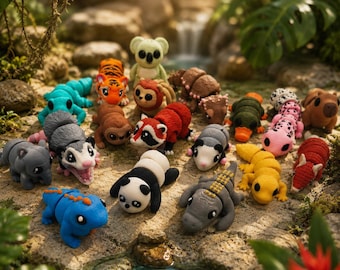 Könnte beinhalten: Eine Sammlung kleiner, beweglicher Tierfiguren, die verschiedene Arten wie einen Panda, ein Opossum, einen Tiger, einen Koala und verschiedene Reptilien darstellen. Jede Figur ist mit segmentierten Körpern, Details und leuchtenden Farben gestaltet.