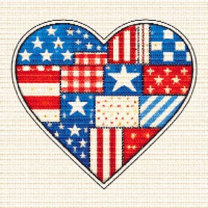 Op de afbeelding: Een hartvormig ontwerp bestaande uit verschillende patriottische patronen. Het ontwerp bevat blauwe velden met witte sterren, rood-witte strepen en geblokte patronen. Het hart is zwart omlijnd en geplaatst tegen een getextureerde, gebroken witte achtergrond.