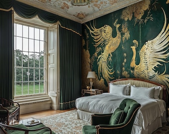 Op de afbeelding: Een luxe slaapkamer met een groot bed, een groene fluwelen fauteuil en een patroonkleed. De muren zijn versierd met een donkergroene muurschildering met gouden feniksen. De kamer heeft een groot raam met groene gordijnen.