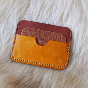 Portafoglio in pelle colorata / Mini porta carte funzionale in giallo e marrone, sottile involucro per carte, mini tasca per carte, accessorio in pelle unisex